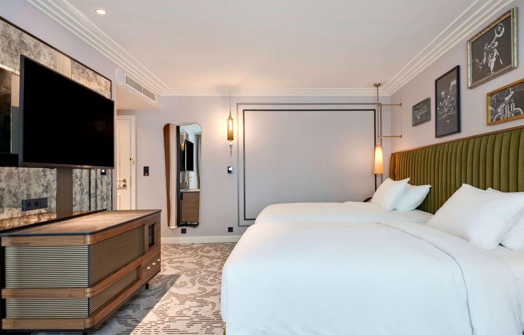 Pokój dwuosobowy typu Deluxe Courtyard z 2 podwójnymi łóżkami